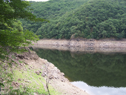 Barrage de l'aigle avec ses pentes caillouteuses